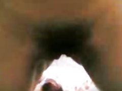 Chica japonesa arroja a chorros