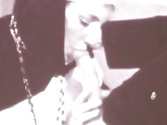 Vuelo de la lengüeta de s de monja en el sacerdote s dickhead