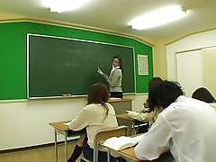 Babe obtiene pequeñas tetas besadas y coño lamido por stud